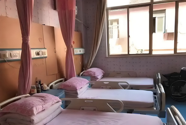 活佛王兴夫“点化”140位女信徒，全程不穿衣服，场面失控